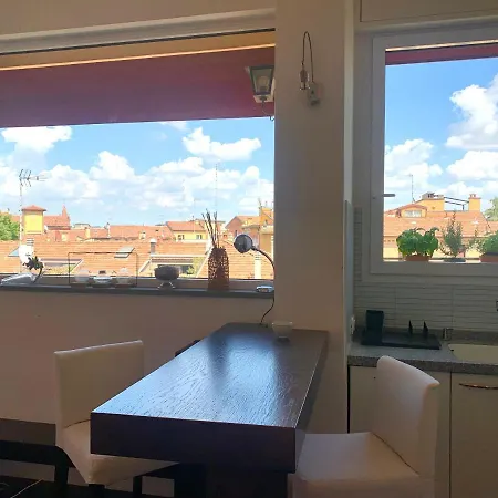 Charming Towers-roofs View דירה
